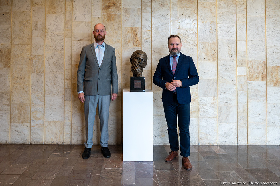 Rzeźbiarski portret Zbigniewa Herberta ofiarowany do zbiorów Biblioteki Narodowej