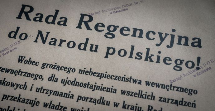 Powiększ obraz: Afisz Rady Regencyjnej obwieszczający przekazanie Józefowi Piłsudskiemu władzy wojskowej w odrodzonej Polsce.