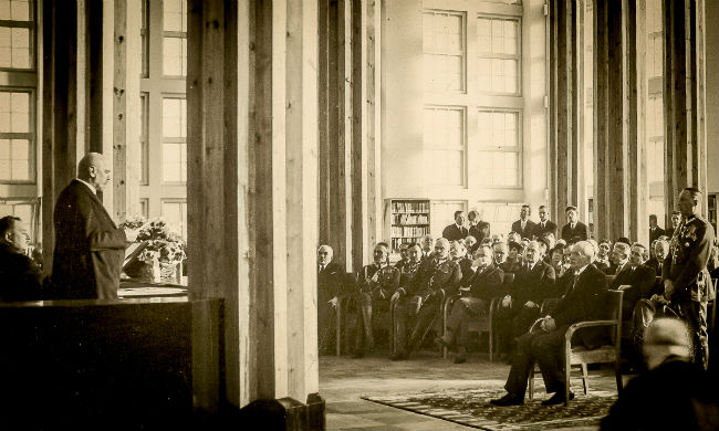 Otwarcie Biblioteki Narodowej przy ul. Rakowieckiej, 28 listopada 1930 roku. W obecności prezydenta RP Ignacego Mościckiego przemawia Stefan Demby, pierwszy dyrektor Biblioteki Narodowej.
