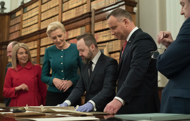 Prezydent Andrzej Duda ogląda skarby Biblioteki Narodowej