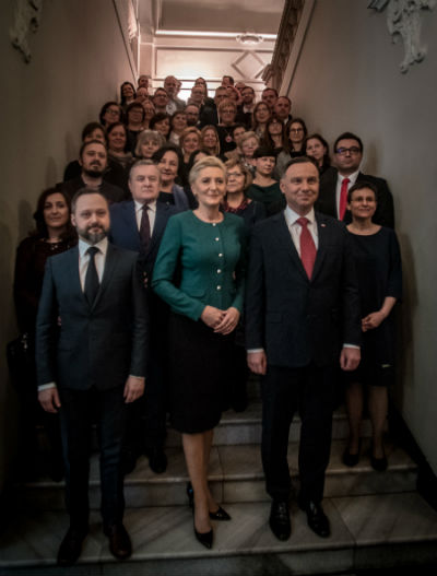 Prezydent Andrzej Duda wraz z małżonką oraz pracownikami Biblioteki Narodowej