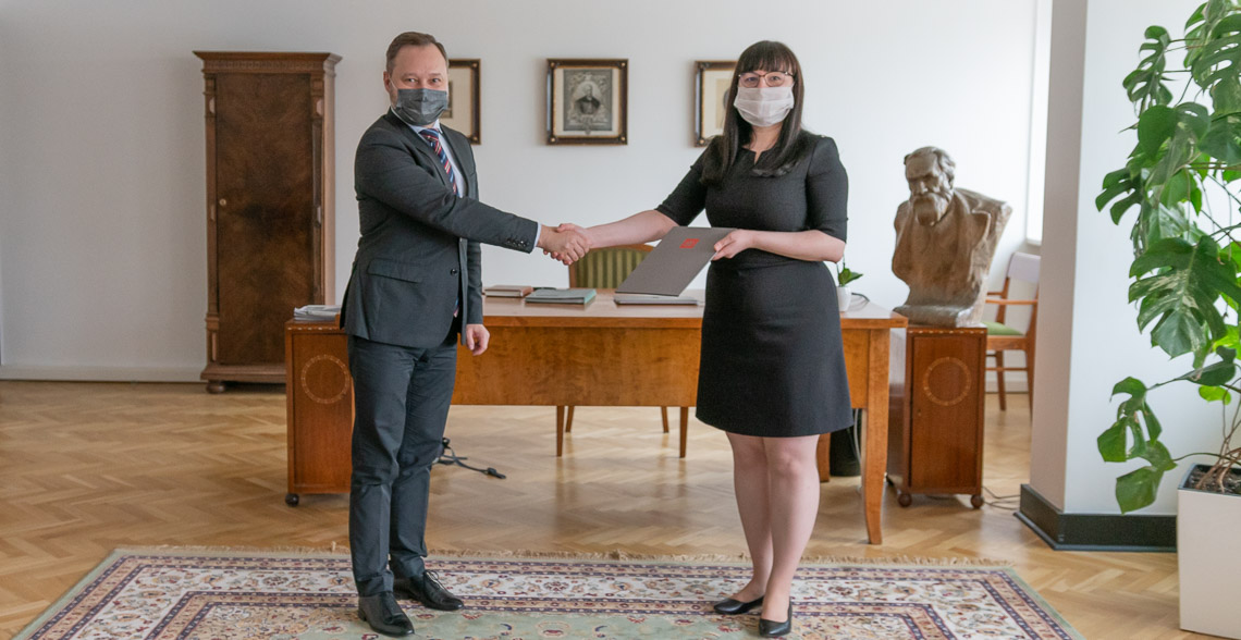 Dyrektor Biblioteki Narodowej wręcza nominację Barbarze Marii Morawiec, nowej kierownik Redakcji Serwisów Internetowych BN