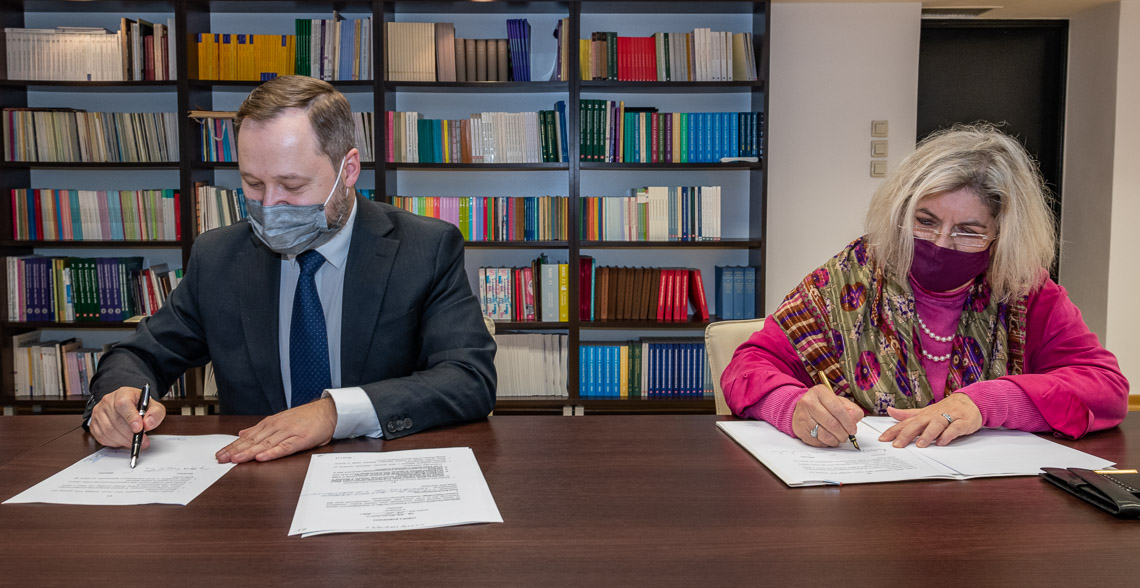 Podpisanie umowy o przekazaniu darów przez Krystynę Piórkowską i dr. Tomasza Makowskiego dyrektora Biblioteki Narodowej