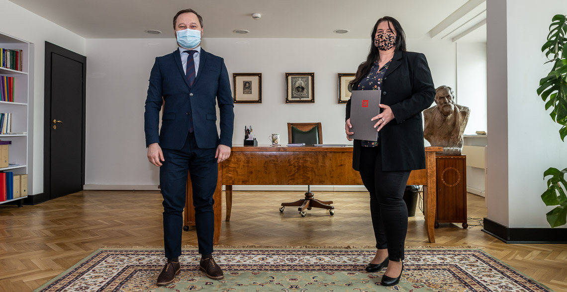 Dyrektor Biblioteki Narodowej dr Tomasz Makowski z nową kierownik Biura Spraw Pracowniczych Agnieszką Grzybowską